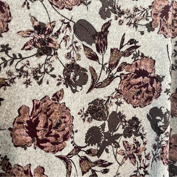 Signature Studios XL Crisscross V-neck 3/4 Sleeve Knit Top Gray Pink Roses - Picture 8 of 11